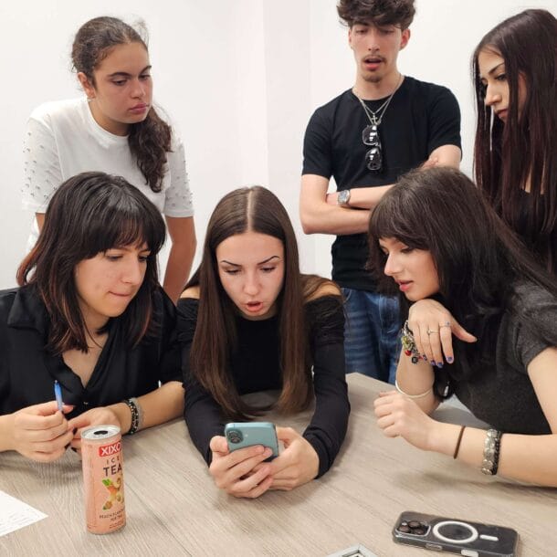 dependenta de telefon la adolescenti