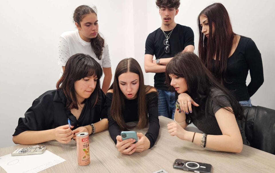 dependenta de telefon la adolescenti