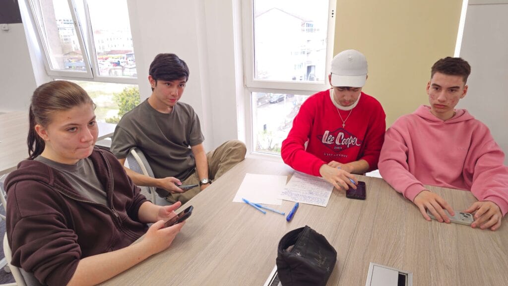dependenta de telefon la adolescenti